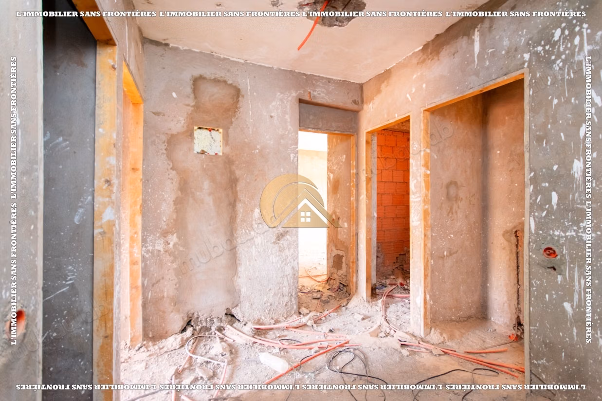 Semi-finished villa of 230 m² for sale - Land of 250 m², 4 bedrooms including a suite and land suitable for a pool