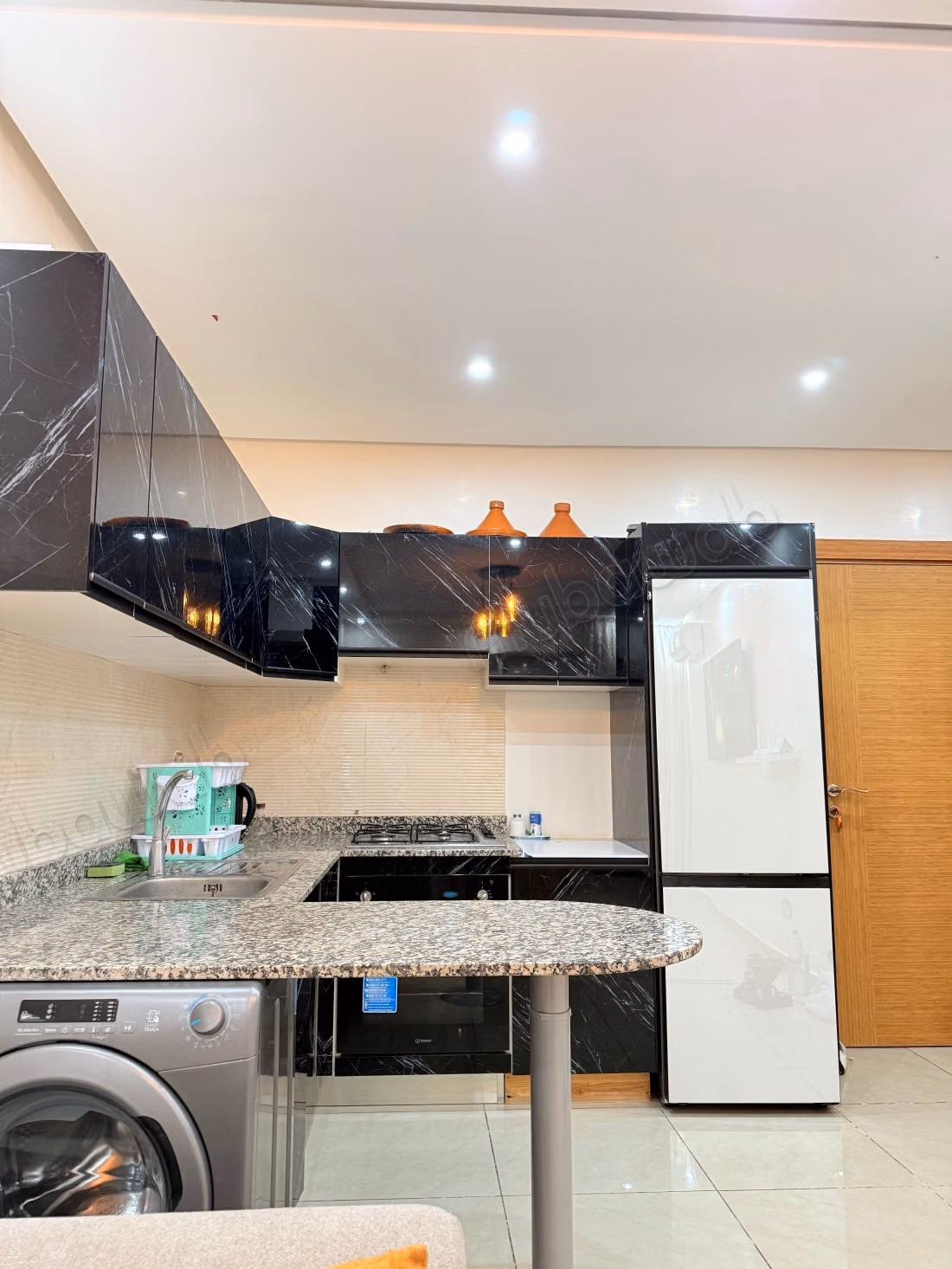 Louez cet appartement à Hay Mohammadi. 
Surface totale 55 m². 
Meublé