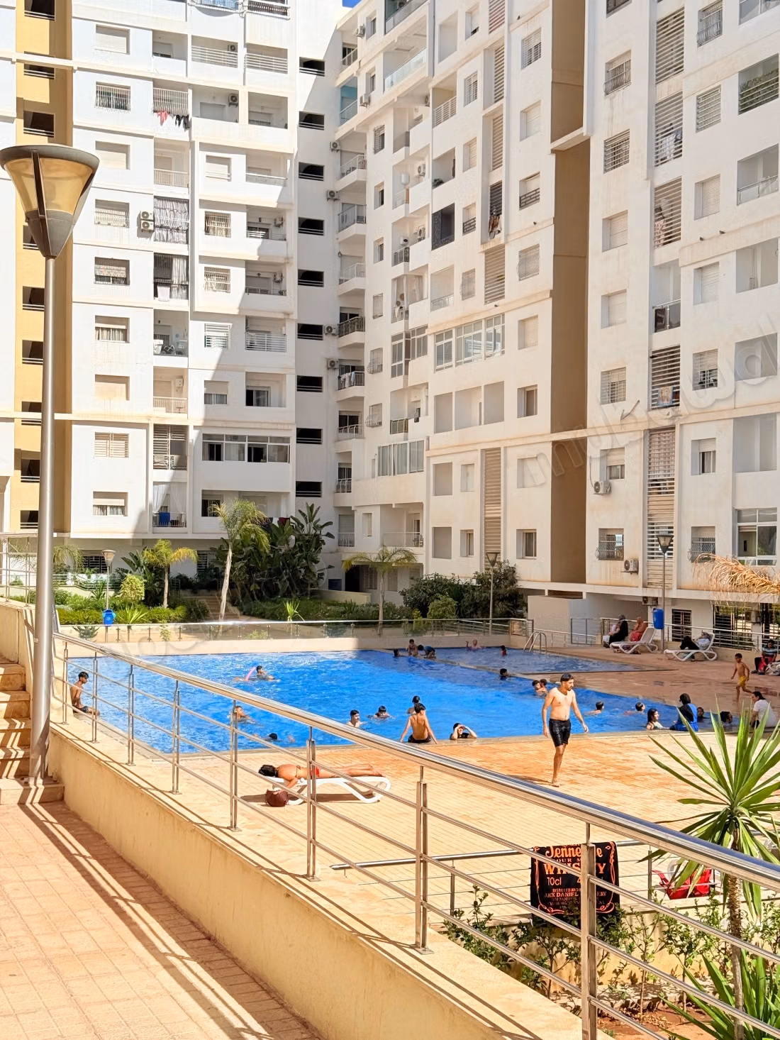Louez cet appartement à Hay Mohammadi. 
Surface totale 55 m². 
Meublé