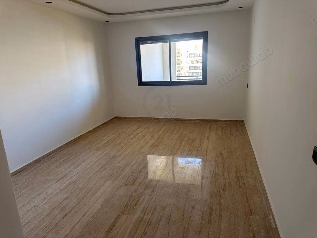 Louez cet appartement à Oulfa. 
3 belles chambres. 
Belle terrasse et jardin