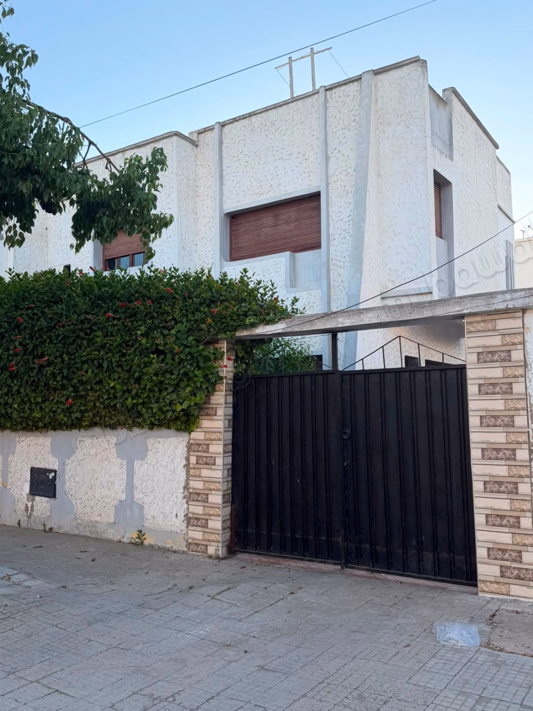 Maison de haut standing à vendre à Hay Salam. Surface de 220 m². Belle terrasse et jardin