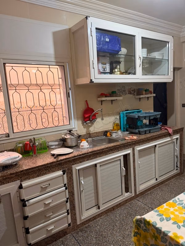 Huis van hoge kwaliteit te koop in Hay Salam. Oppervlakte van 220 m². Mooi terras en tuin