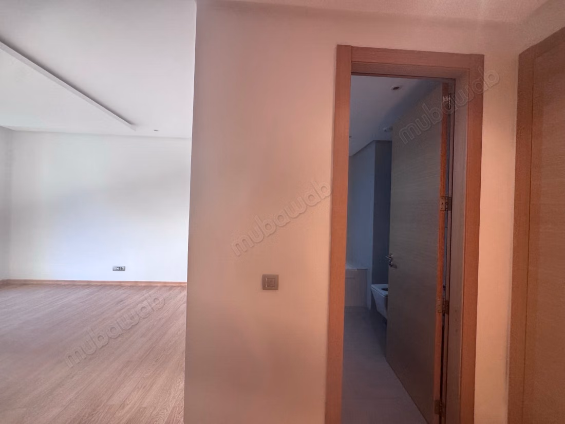 Vend appartement à Riyad. Surface de 126 m². Fenêtres double vitrage et chauffage central
