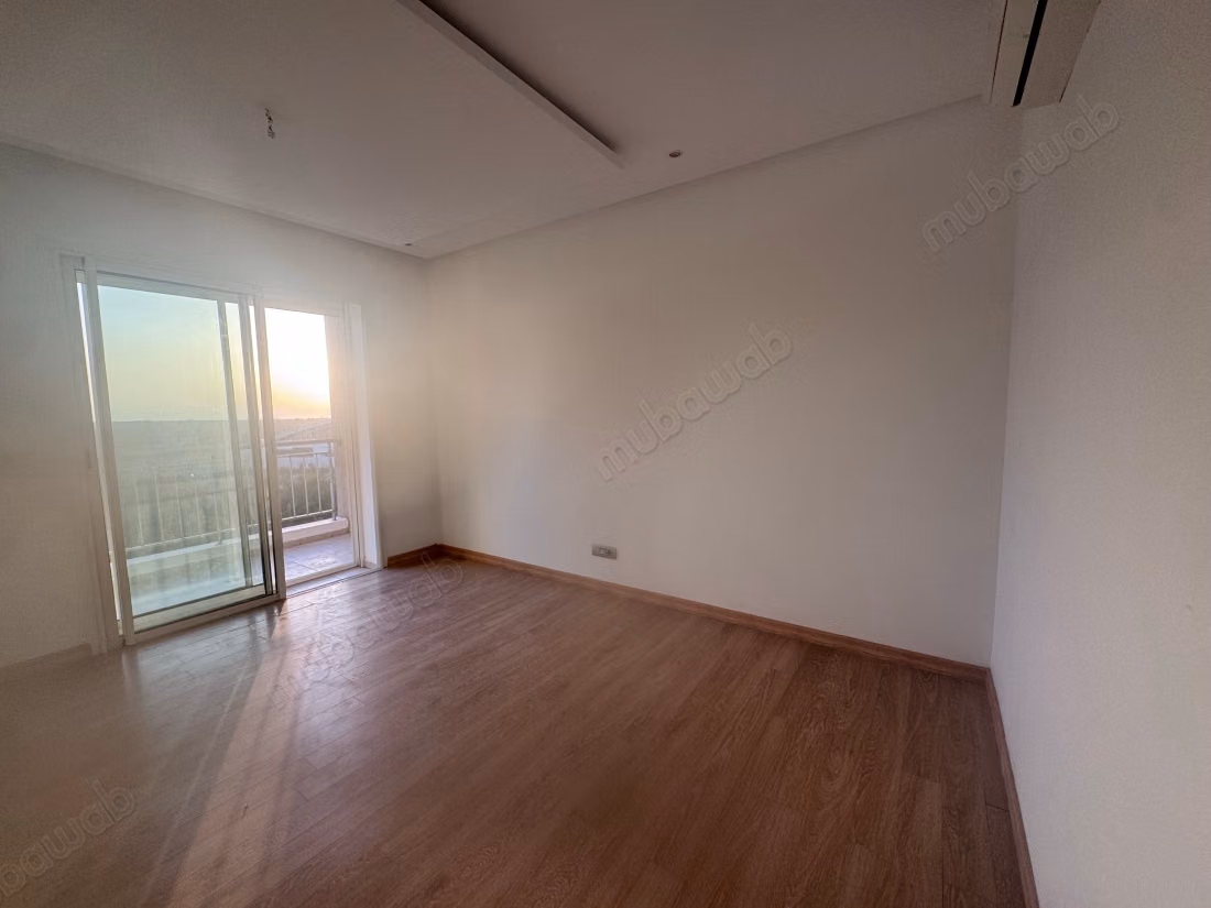 Vend appartement à Riyad. Surface de 126 m². Fenêtres double vitrage et chauffage central