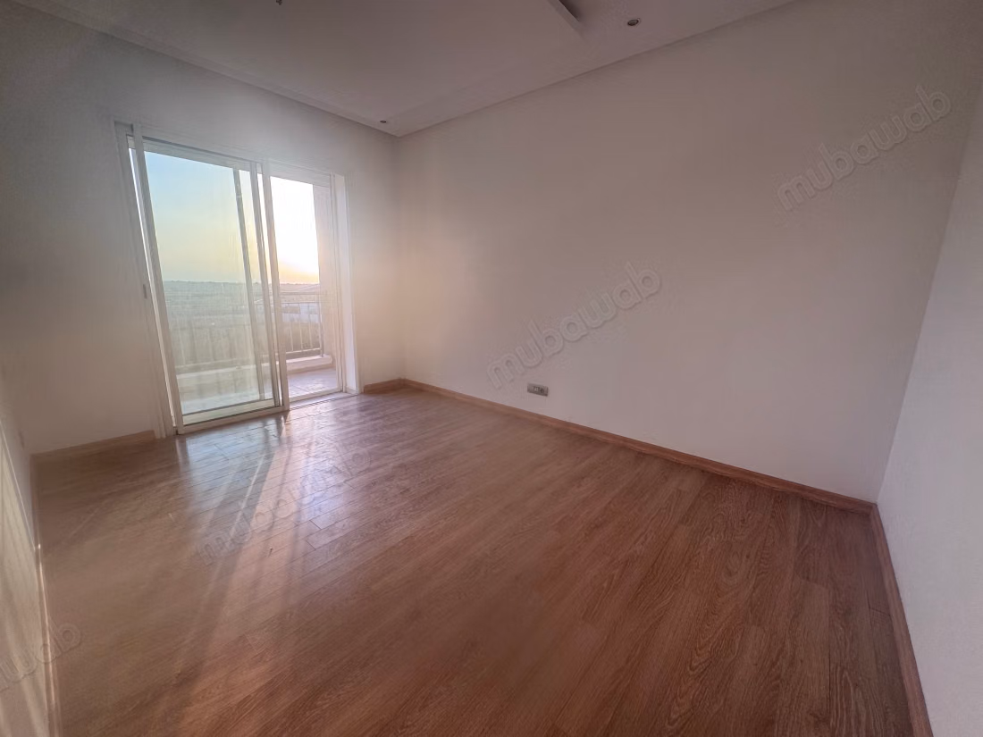 Vend appartement à Riyad. Surface de 126 m². Fenêtres double vitrage et chauffage central