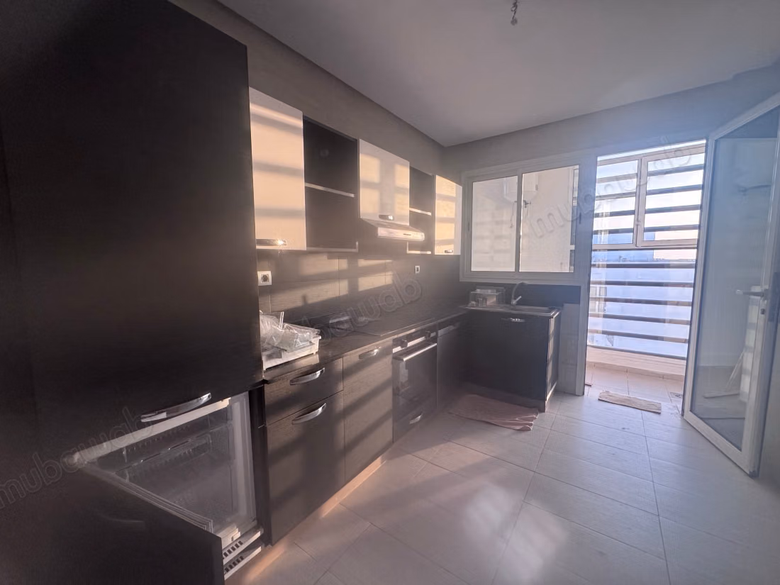 Vend appartement à Riyad. Surface de 126 m². Fenêtres double vitrage et chauffage central