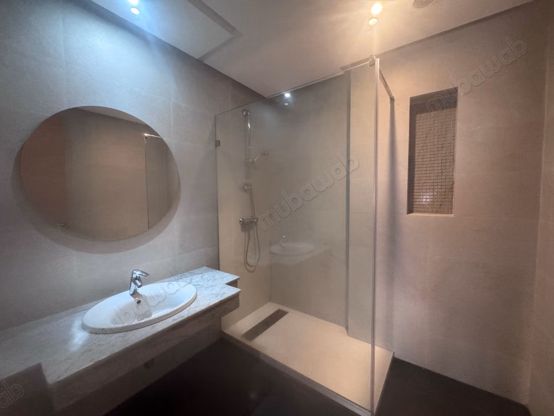 Vend appartement à Riyad. Surface de 126 m². Fenêtres double vitrage et chauffage central