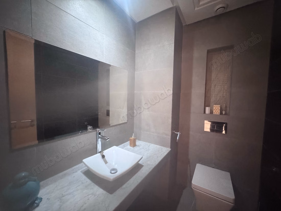 Vend appartement à Riyad. Surface de 126 m². Fenêtres double vitrage et chauffage central
