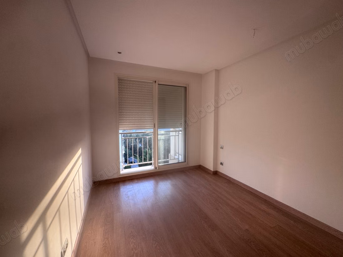 Vend appartement à Riyad. Surface de 126 m². Fenêtres double vitrage et chauffage central