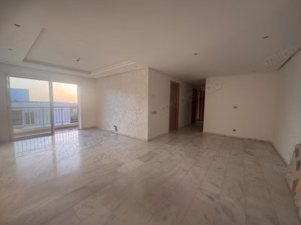 Vend appartement à Riyad. Surface de 126 m². Fenêtres double vitrage et chauffage central