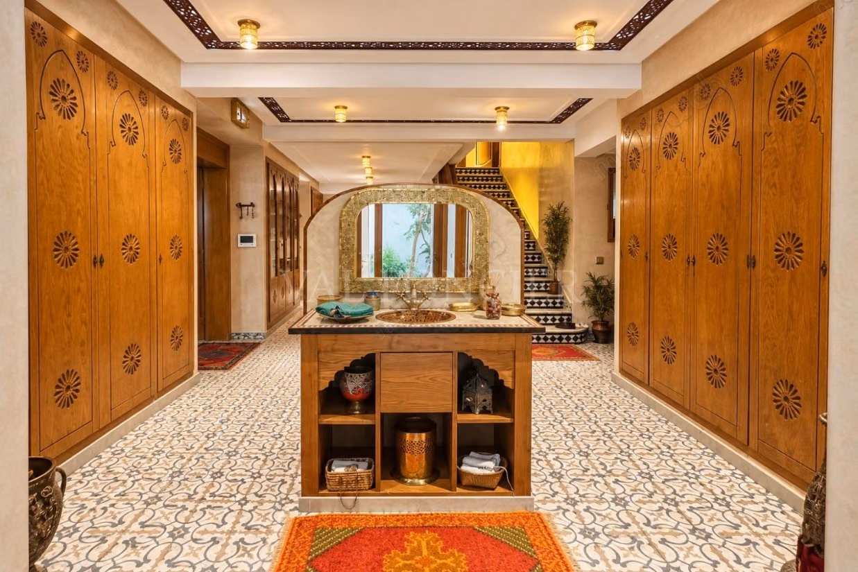 Venta de prestigiosa villa de 1300m2 con 5 habitaciones y piscina cubierta en Polo, Casablanca