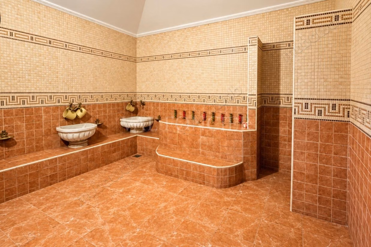 Venta de prestigiosa villa de 1300m2 con 5 habitaciones y piscina cubierta en Polo, Casablanca