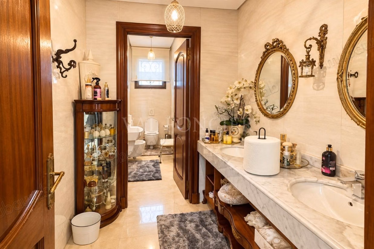 Venta de prestigiosa villa de 1300m2 con 5 habitaciones y piscina cubierta en Polo, Casablanca