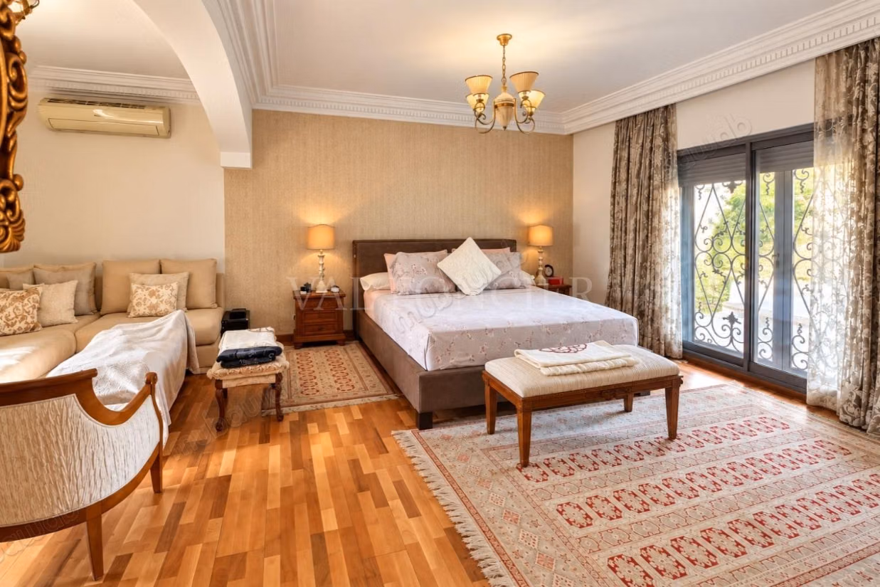 Venta de prestigiosa villa de 1300m2 con 5 habitaciones y piscina cubierta en Polo, Casablanca