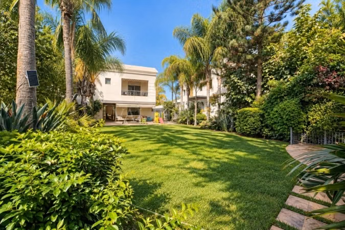 Verkoop van een prestigieuze villa van 1300m2 met 5 slaapkamers en overdekt zwembad in Polo, Casablanca