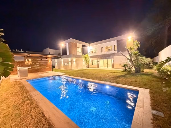 Prestigious Villa with Garden and Pool in Notre Dame