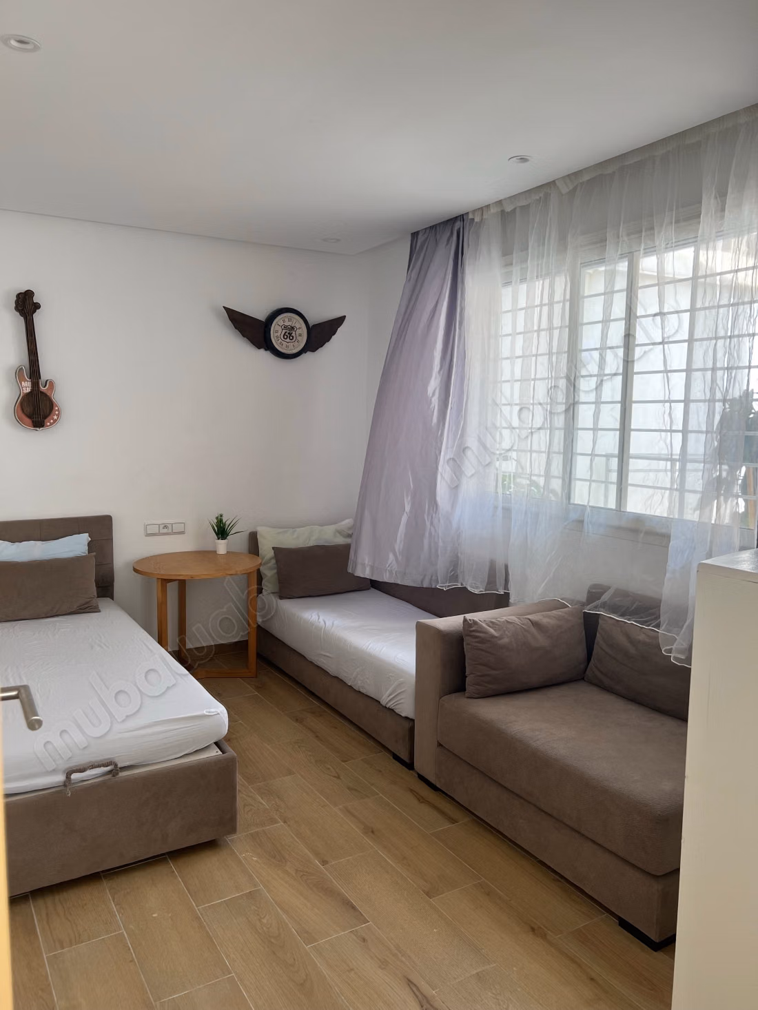 Maison à louer pour vos vacances à Hay Al Kora. 
3 grandes pièces. 
Porte blindée et résidence sécurisée