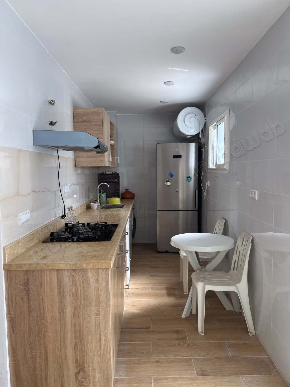 Maison à louer pour vos vacances à Hay Al Kora. 
3 grandes pièces. 
Porte blindée et résidence sécurisée