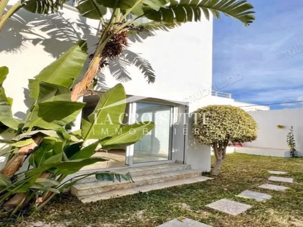 Villa vide ou meublée s5 avec jardin à La Marsa