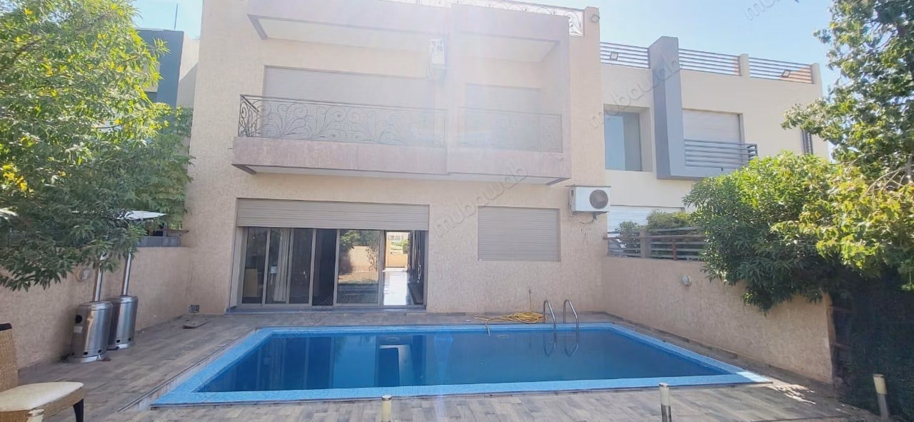Villa de luxe Disponible pour sous location à Agdal. 9 pièces confortables. Environnement calme avec vue sur la montagne, fenêtre double vitrage