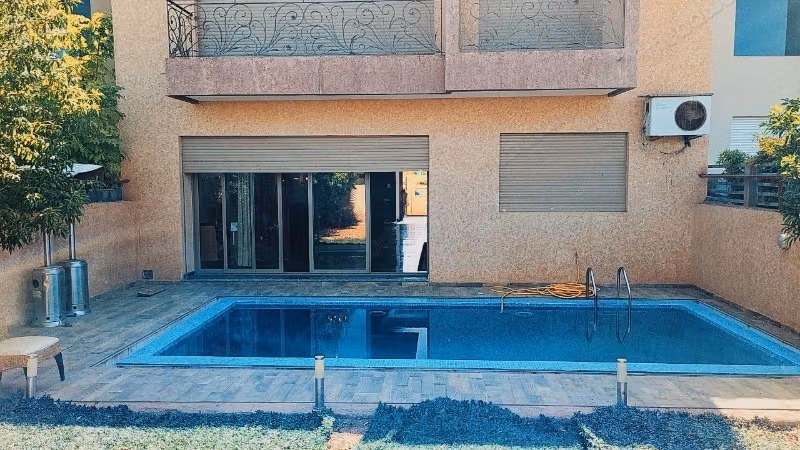 Villa de luxe Disponible pour sous location à Agdal. 9 pièces confortables. Environnement calme avec vue sur la montagne, fenêtre double vitrage