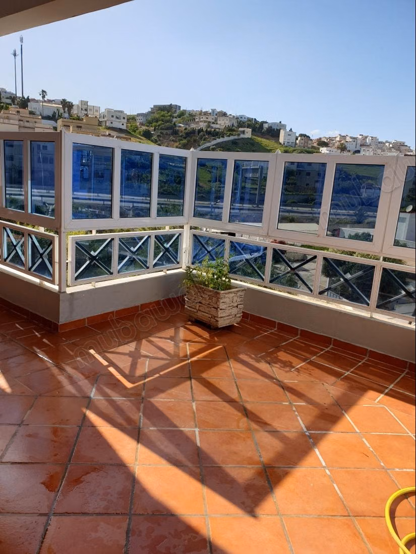 Superbe appartement à vendre sur la route de Ceuta. 3 chambres excellentes. Parabole et sécurité.
