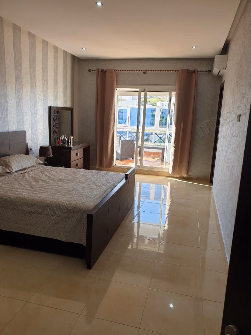 Superbe appartement à vendre sur la route de Ceuta. 3 chambres excellentes. Parabole et sécurité.