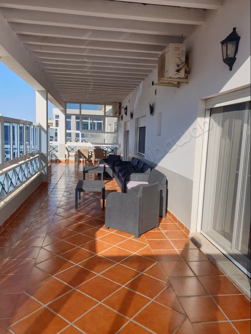 Superbe appartement à vendre sur la route de Ceuta. 3 chambres excellentes. Parabole et sécurité.