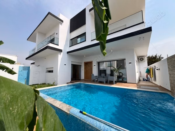 Detached villa with swimming pool