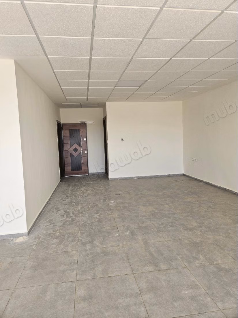 Biens commerciaux à louer sur la route Imouzar. Surface totale 65 m². Grandes fenêtres en verre double et chauffage central.