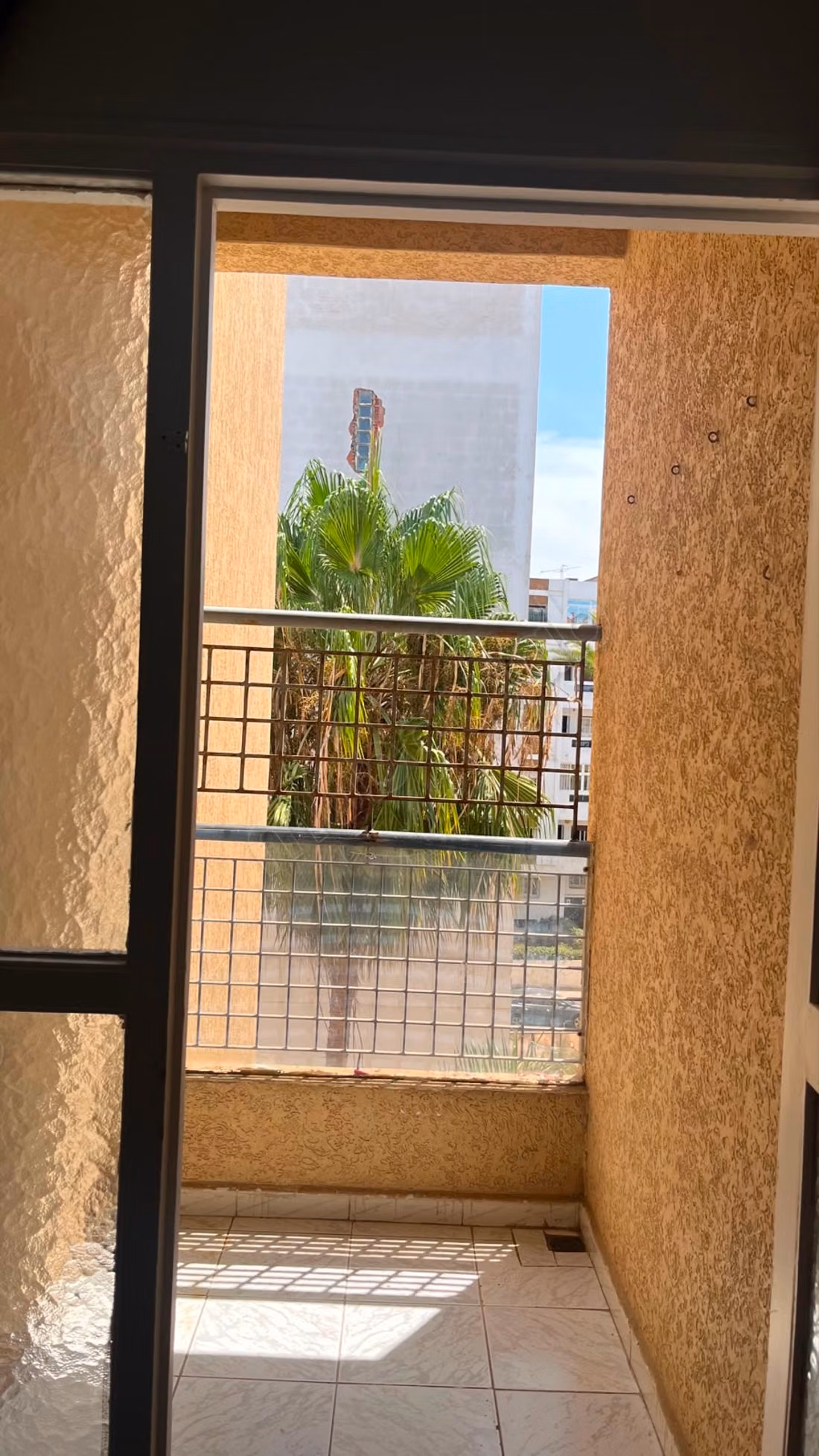 Muy bonito apartamento en alquiler en el centro de Hassan. 3 habitaciones grandes. Bien amueblado