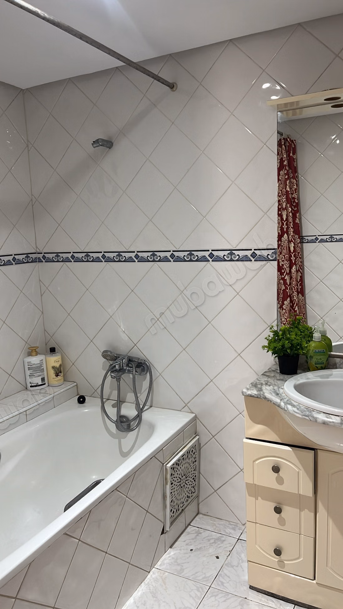 Muy bonito apartamento en alquiler en el centro de Hassan. 3 habitaciones grandes. Bien amueblado