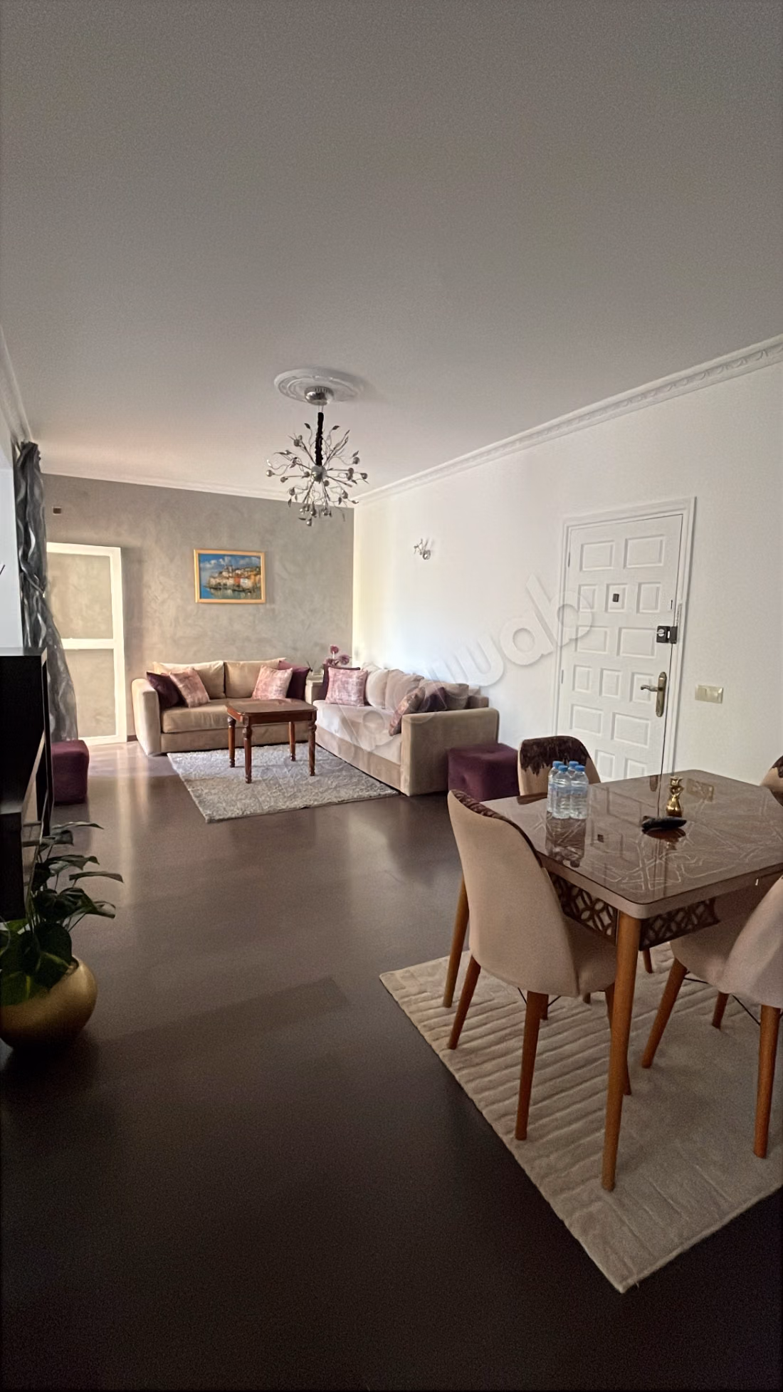 Muy bonito apartamento en alquiler en el centro de Hassan. 3 habitaciones grandes. Bien amueblado