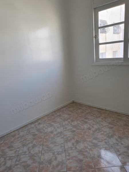 Louez cet appartement à Al Azhar. 2 chambres. Système de parabole et salon marocain