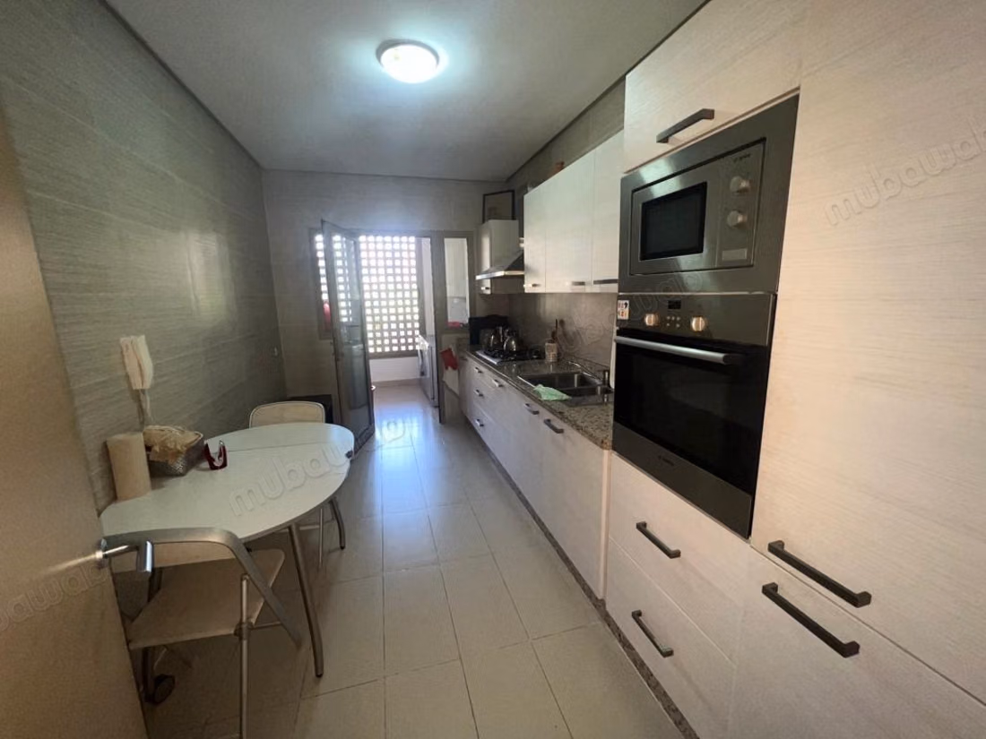 Huur dit appartement in Agdal. Oppervlakte 115 m². Goed ingericht