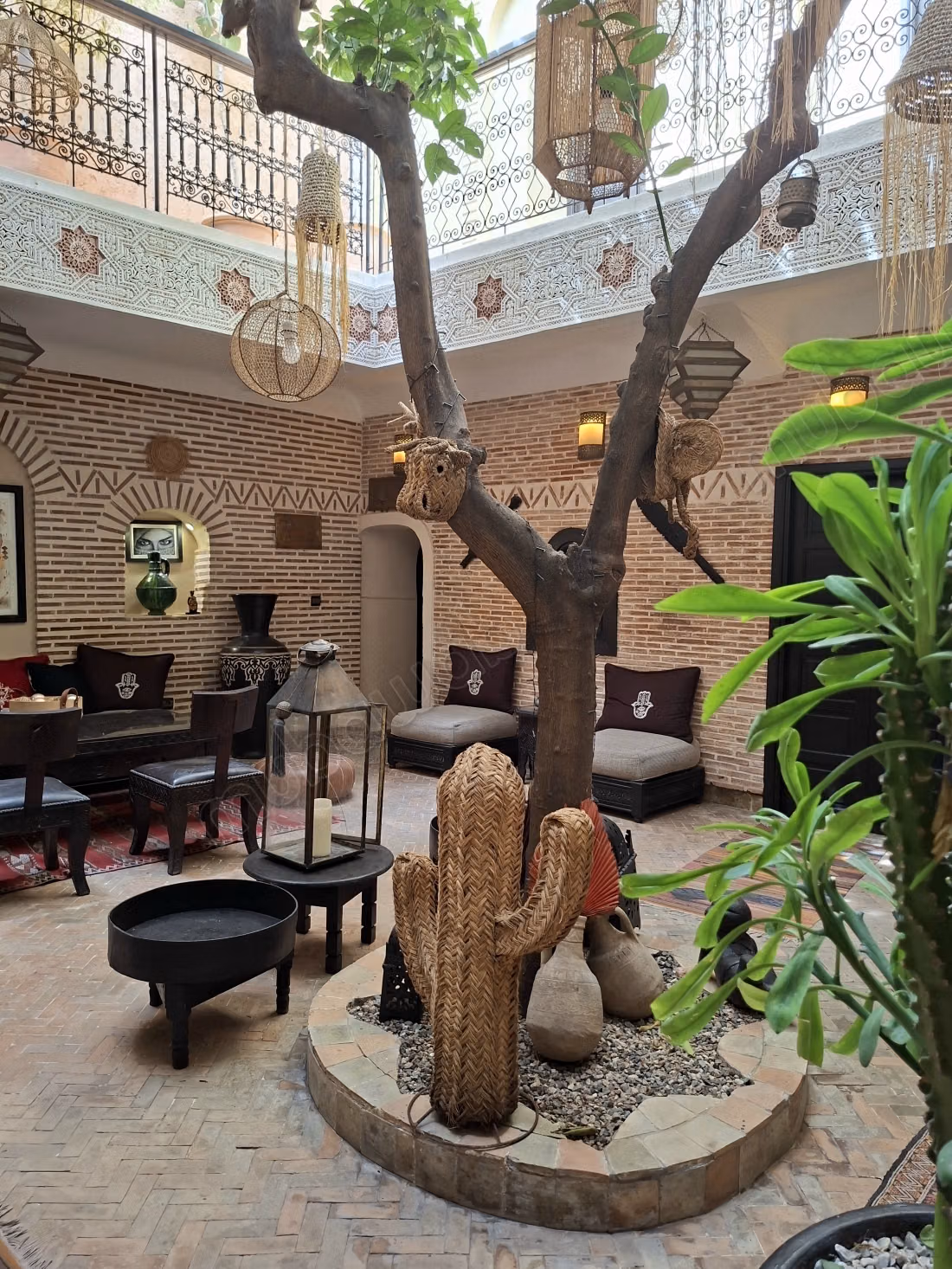 RIAD ZITOUN – At the Crossroads of the Medina of Marrakech Exceptional Riad with 9 Suites – Title & Authorization for Guest House – Profitability 90%
