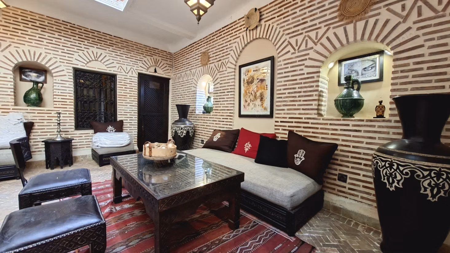 RIAD ZITOUN – At the Crossroads of the Medina of Marrakech Exceptional Riad with 9 Suites – Title & Authorization for Guest House – Profitability 90%