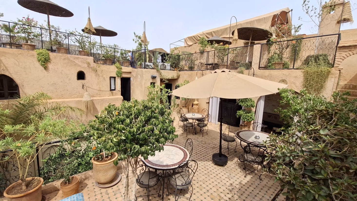 RIAD ZITOUN – At the Crossroads of the Medina of Marrakech Exceptional Riad with 9 Suites – Title & Authorization for Guest House – Profitability 90%