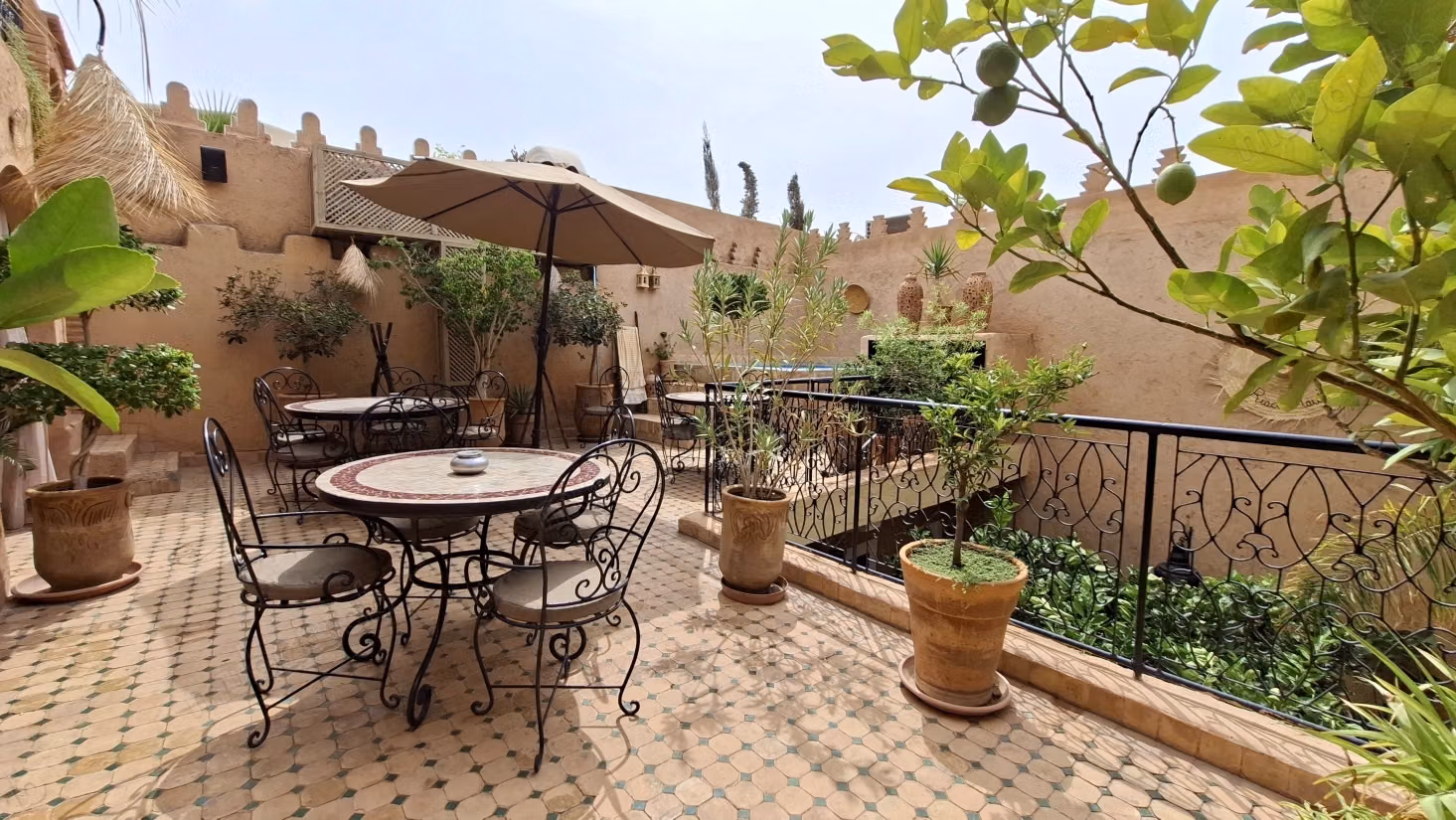 RIAD ZITOUN – At the Crossroads of the Medina of Marrakech Exceptional Riad with 9 Suites – Title & Authorization for Guest House – 90% Profitability