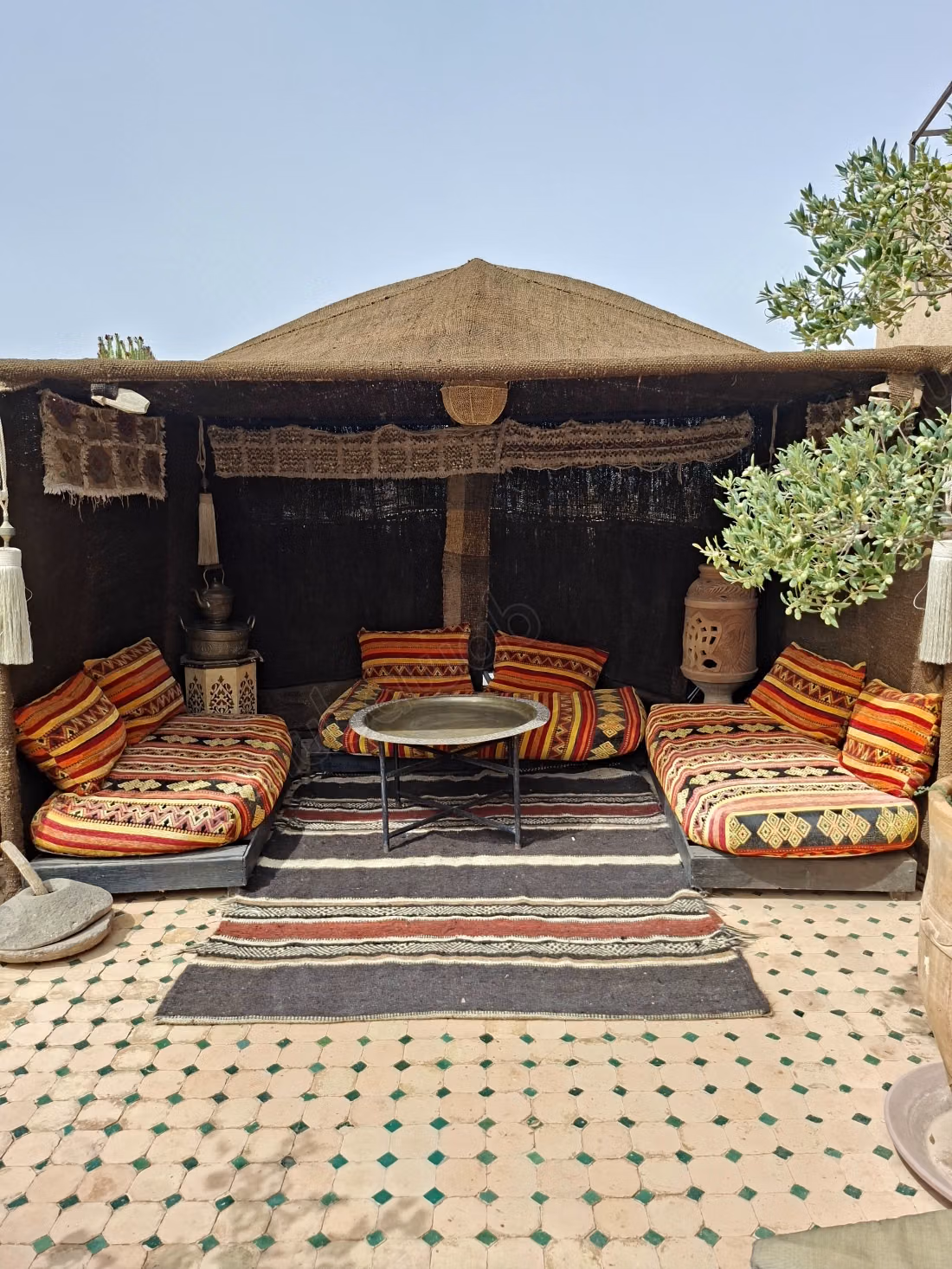 RIAD ZITOUN – At the Crossroads of the Medina of Marrakech Exceptional Riad with 9 Suites – Title & Authorization for Guest House – Profitability 90%