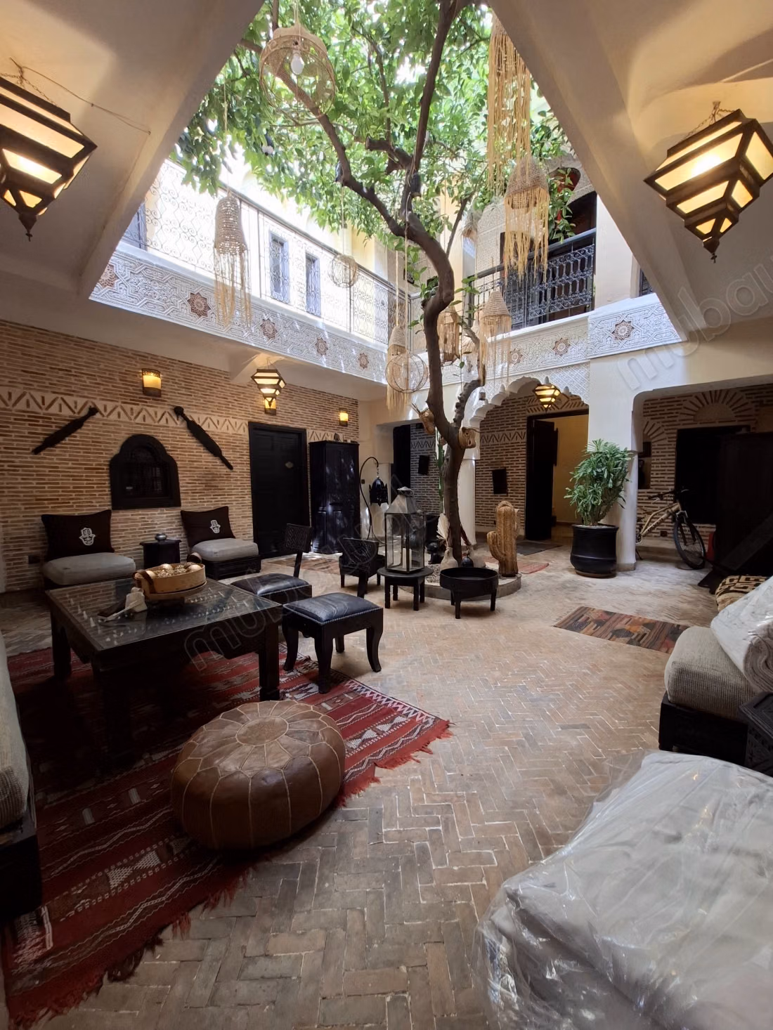 RIAD ZITOUN – At the Crossroads of the Medina of Marrakech Exceptional Riad with 9 Suites – Title & Authorization for Guest House – Profitability 90%