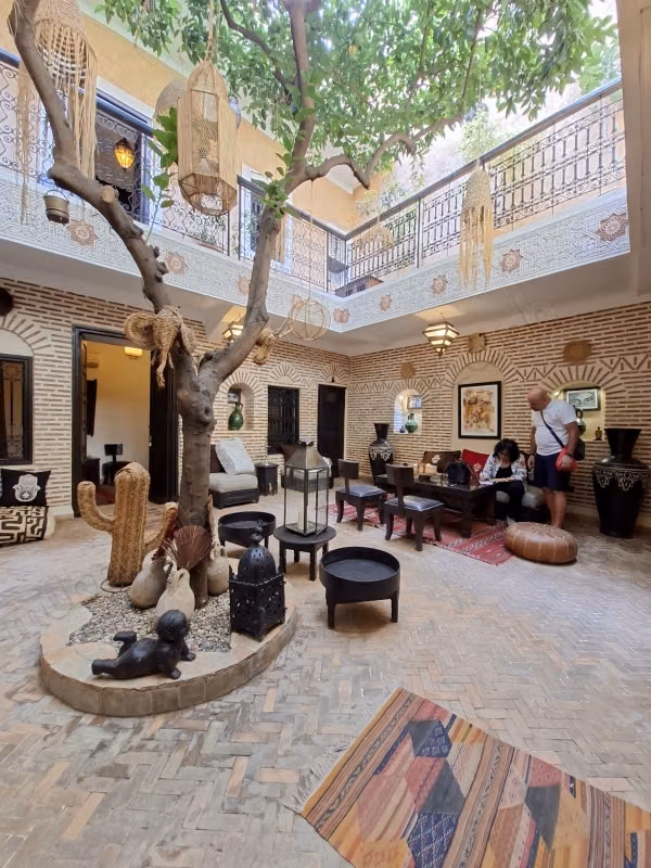 RIAD ZITOUN – En el Cruce de la Medina de Marrakech Riad Excepcional de 9 Suites – Título y Autorización para Casa de Huéspedes – Rentabilidad del 90%