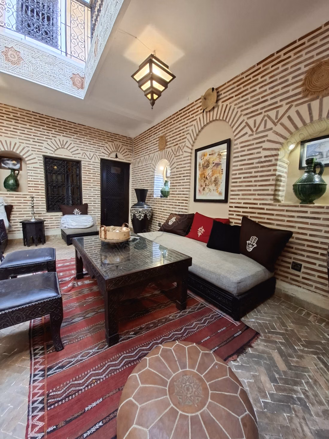 RIAD ZITOUN, At the Crossroads of the Medina of Marrakech Exceptional Riad with 9 Suites – Title & Authorization for Guest House – 90% Profitability
