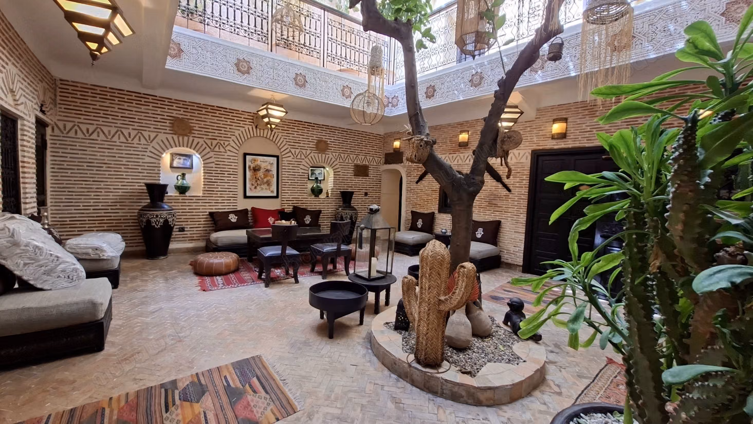 RIAD ZITOUN, At the Crossroads of the Medina of Marrakech Exceptional Riad with 9 Suites – Title & Authorization for Guest House – 90% Profitability