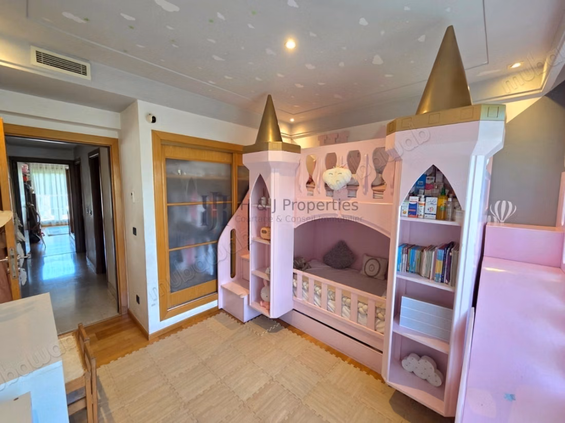T4 256m² 3 bedrooms staff room solarium/pool