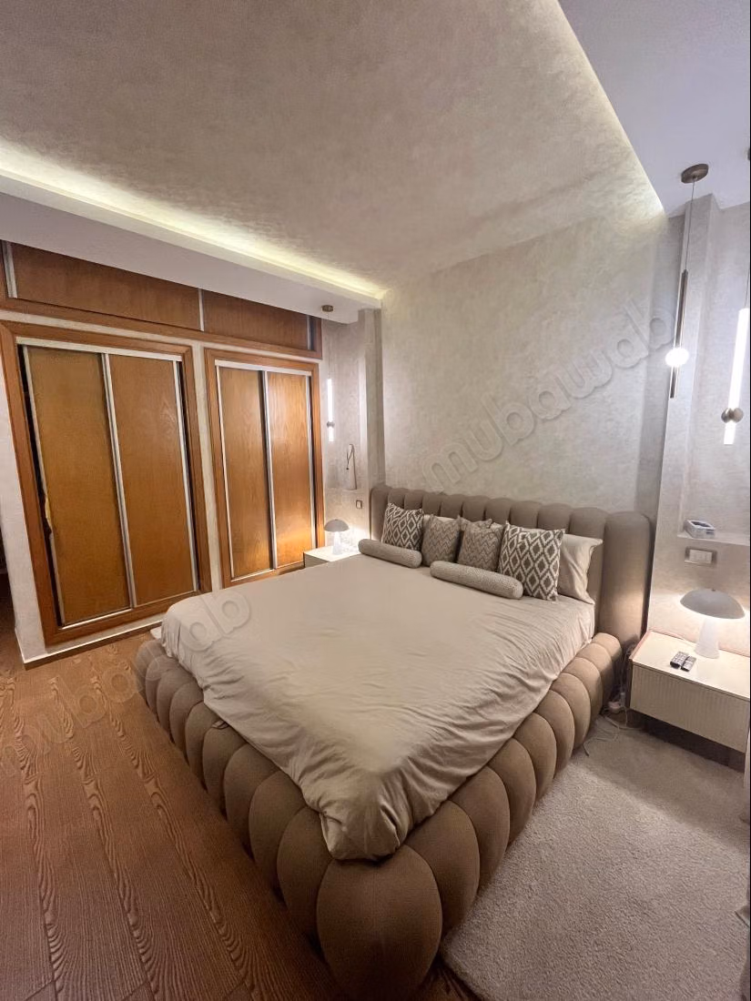 Apartment for sale in California. 2 comfortable rooms. Fireplace and air conditioning