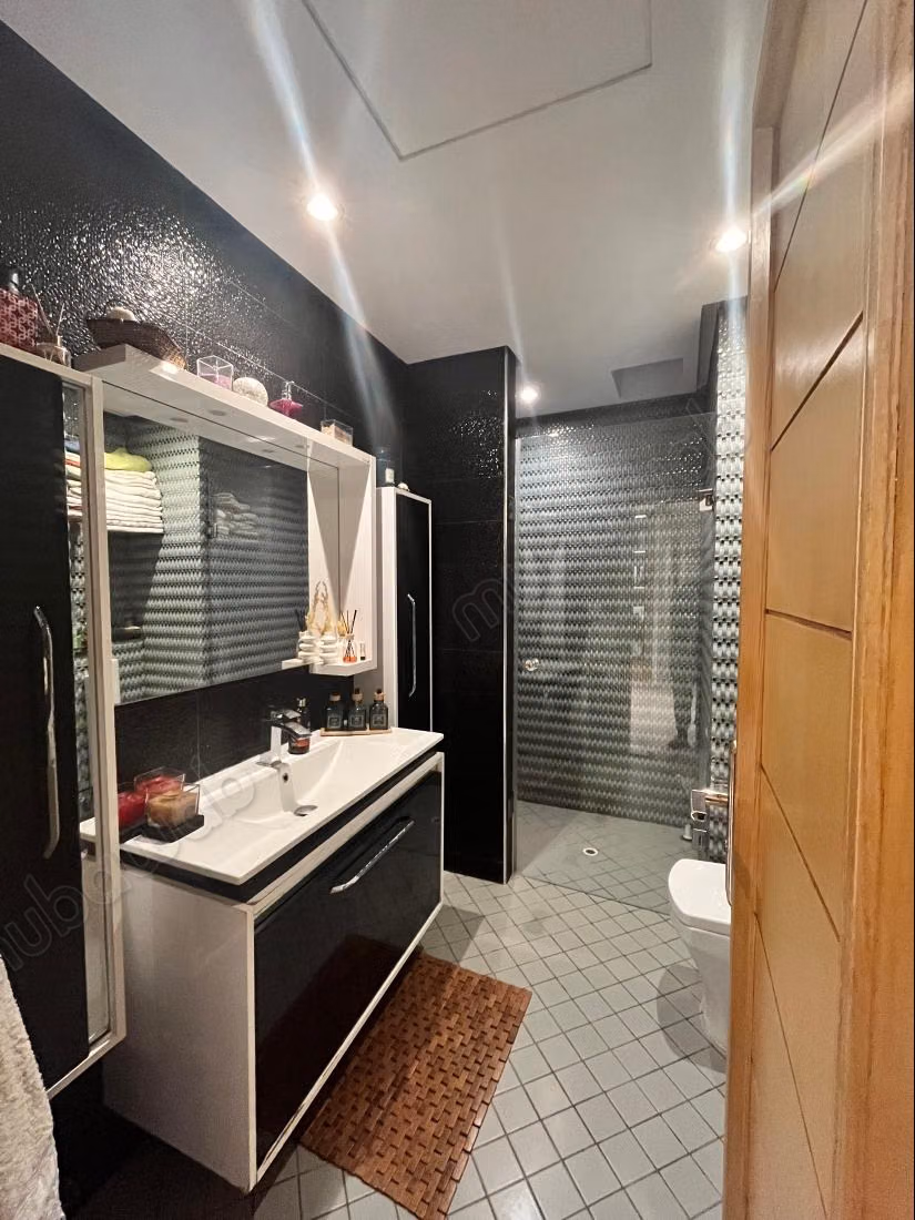 Apartment for sale in California. 2 comfortable rooms. Fireplace and air conditioning