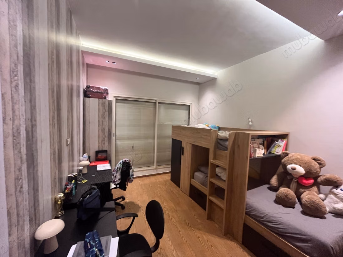 Apartment for sale in California. 2 comfortable rooms. Fireplace and air conditioning