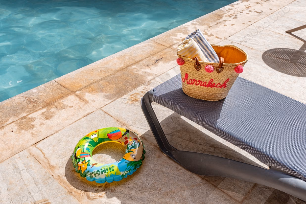 Apartamento Familiar Guéliz – Piscina y área de juegos