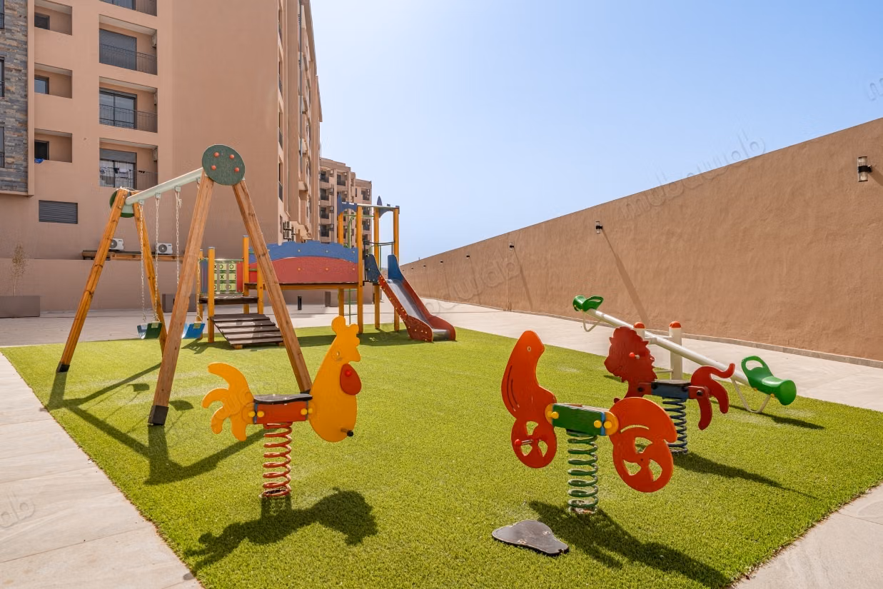 Apartamento Familiar Guéliz – Piscina y área de juegos